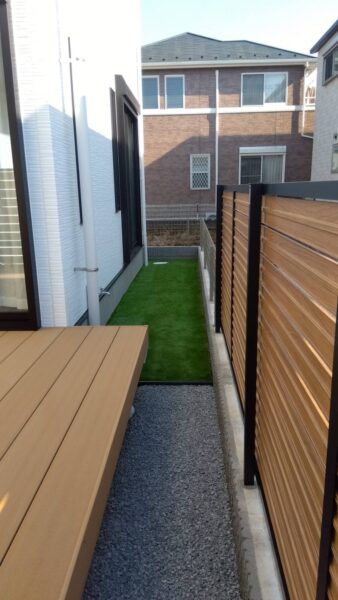 画像：ウッドデッキ・フェンス・人工芝・砂利